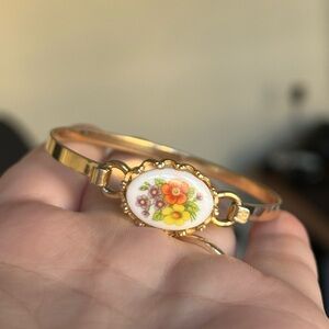 VTG 70s Avon French Flowers bangle / gold tone / clasp